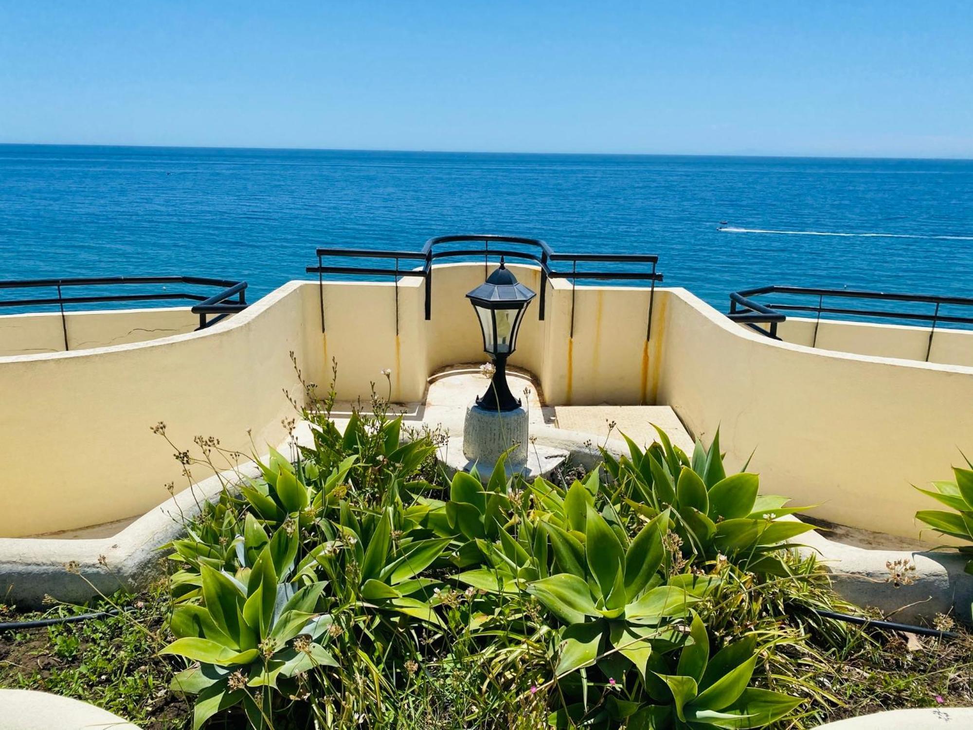 Apartment On The First Line Of The Sea With A View And Free Parking
